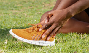 runner feeling pain in her shin dues to shin splints